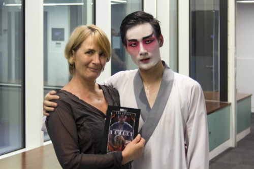 中國(guó)版《哈姆雷特》劇照。（英國(guó)華聞網(wǎng)）