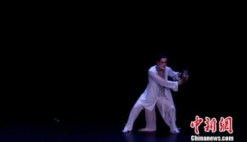 一個頗具“中國風(fēng)”的《哈姆雷特》日前在英國上演。來自北京的戲劇演員辛阱宇，用莎士比亞古典英文結(jié)合中國元素，演繹莎翁經(jīng)典?！≡?攝