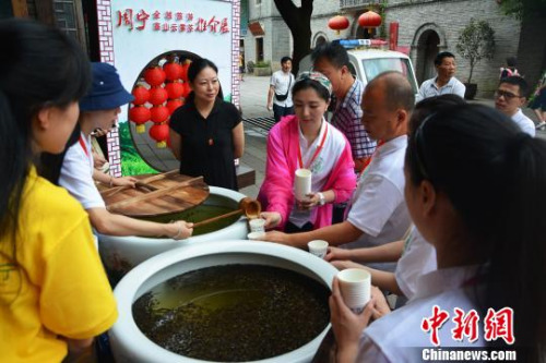 圖為游客爭相品嘗高山云霧茶?！∪~茂 攝