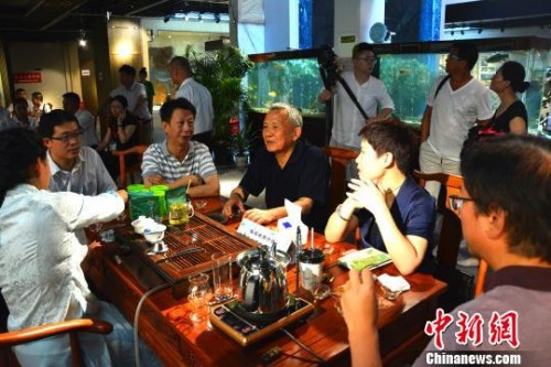 圖為客人品茶?！∪~茂 攝