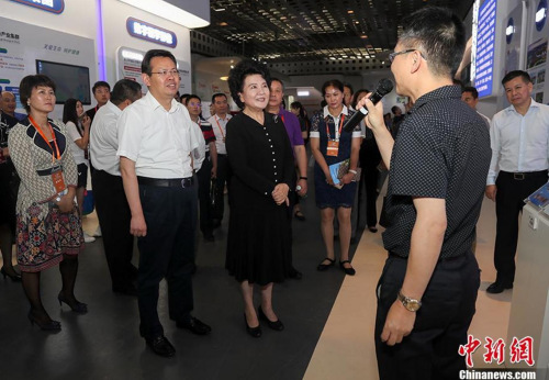 資料圖：7月7日，中國國務(wù)院僑務(wù)辦公室主任裘援平為武漢東湖新技術(shù)開發(fā)區(qū)頒發(fā)“為僑公共服務(wù)體系示范區(qū)”的牌匾并參觀高新科技展示中心。圖為國務(wù)院僑辦主任裘援平一行來到武漢東湖新技術(shù)開發(fā)區(qū)進行參觀考察。 （圖片來源：<a target='_blank' >中新社</a>記者 張暢 攝）