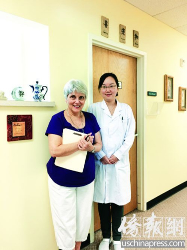 年輕的夏延明醫(yī)生與同是針灸師的診所老板。（美國(guó)《僑報(bào)》/毛萇子 攝）