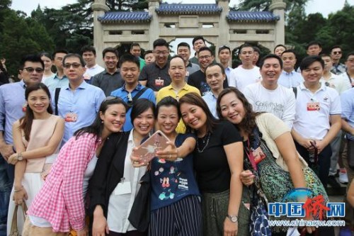 世界華裔杰出青年在博愛(ài)坊下合影留念?！?a target='_blank' >中新社</a>記者 泱波 攝