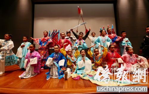 “華夢計劃”少兒京劇班的部分演員在臺上謝幕。（美國《僑報》/邱晨 攝）