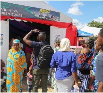 年輕人踮起腳看里面放什么電影。（非洲《華僑周報(bào)》/沈鋮賢 攝）