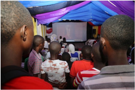 場(chǎng)地坐滿了觀眾就站著，絲毫不影響專注度。（非洲《華僑周報(bào)》/沈鋮賢 攝）