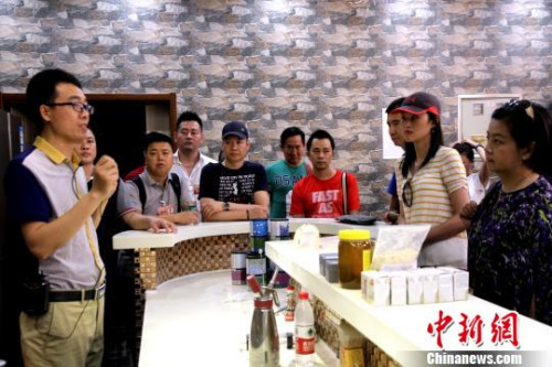 圖為華裔杰出青年參觀揚(yáng)州“中餐繁榮基地”?！〈藜衙?攝