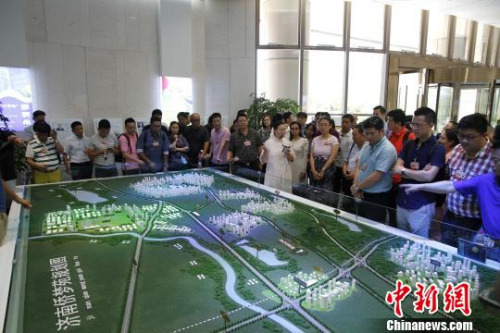 來訪的80名華裔杰出青年考察已聚集千余家僑資企業(yè)的濟(jì)南僑夢(mèng)苑?！∩骋婟?攝