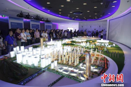 華裔杰出青年一行通過考察等多種形式了解山東風(fēng)土人情及華僑華人創(chuàng)業(yè)投資政策?！∩骋婟?攝