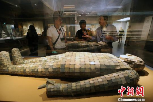 華裔杰出青年參觀展出的文物?！°蟛?攝