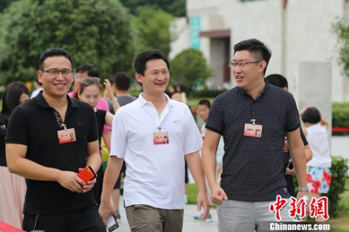 華裔杰出青年相互交談。　泱波 攝