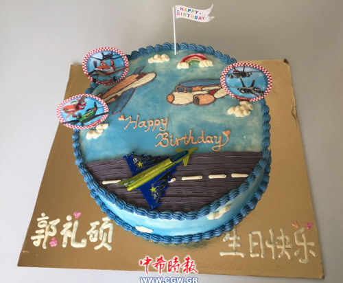 制作完成的生日蛋糕，很個(gè)性。（希臘《中希時(shí)報(bào)》）