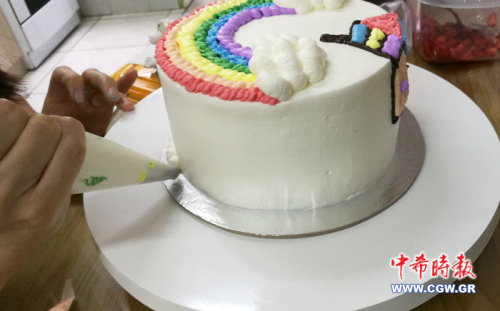 修飾邊幅。（希臘《中希時(shí)報(bào)》）