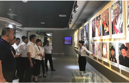 康曉萍參觀南洋華僑機(jī)工回國抗日紀(jì)念館。