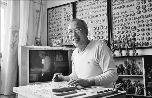 圖為翟孟義和他的作品。 省非遺保護(hù)中心提供