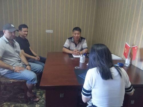 林樂(lè)文在華助中心辦公室填寫(xiě)救助表。（吉爾吉斯斯坦比什凱克華助中心供圖）