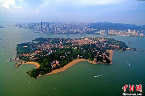 鼓浪嶼位于福建省廈門市，這個(gè)國(guó)際歷史社區(qū)包括51組代表性歷史建筑及宅院、4組歷史道路、7處代表性自然景觀，以及2處代表性文化遺跡，它們共同構(gòu)成了鼓浪嶼自然有機(jī)的空間結(jié)構(gòu)和內(nèi)涵豐富的城市歷史景觀要素。 <a target='_blank' >中新社</a>記者 王東明 攝