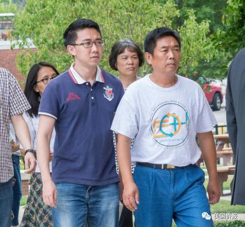 第二次聆訊，章瑩穎男友(左一)和父親(右一)進(jìn)入香檳聯(lián)邦法庭前。