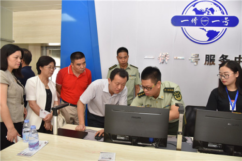 觀看“一僑一號(hào)”服務(wù)平臺(tái)的操作演練。