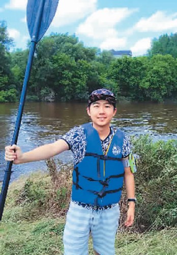 戚浩然認為留學(xué)生活有遺憾才更值得回味。圖為戚浩然在格蘭德河漂流時留影。