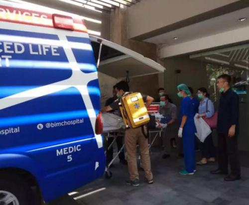 護(hù)送楊女士離開醫(yī)院前往機(jī)場 護(hù)送楊女士離開醫(yī)院前往機(jī)場