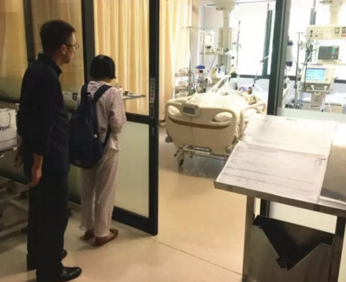 駐登巴薩總領(lǐng)館工作人員在醫(yī)院探望 駐登巴薩總領(lǐng)館工作人員在醫(yī)院探望