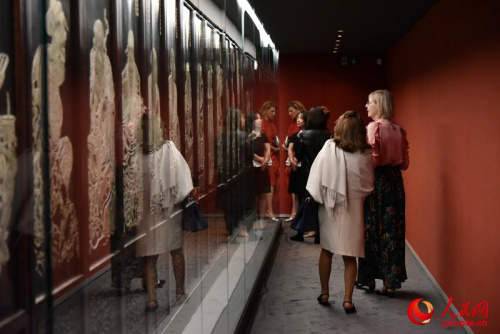 觀眾走過(guò)嵌玉十六羅漢漆器屏風(fēng)。王遠(yuǎn) 攝