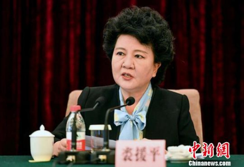 國務(wù)院僑辦主任裘援平出席會議并發(fā)表講話?！⑿?攝