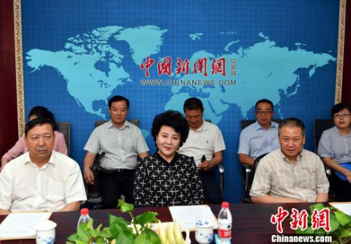 國(guó)務(wù)院僑辦主任裘援平(中)到<a target='_blank' >中新社</a>新疆分社調(diào)研。 劉新 攝