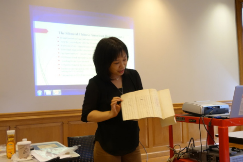 張慧余展示幫助買假身分來美應(yīng)對(duì)移民官提問的指導(dǎo)手冊(cè)。（來源：美國(guó)《世界日?qǐng)?bào)》/金春香/攝影）