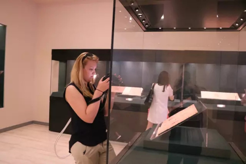 外國友人參觀展覽。