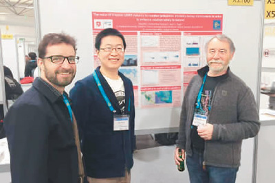 楊澍(中)在歐洲地學(xué)聯(lián)盟年會展示自己的研究。