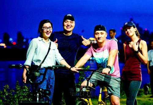 圖為東湖綠道合影。左起，老二陳琳、老大陳強(qiáng)、老三陳剛、陳強(qiáng)的女友詹寧。