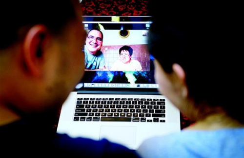 圖為三兄妹和遠(yuǎn)在哈薩克斯坦的父母視頻聊天。