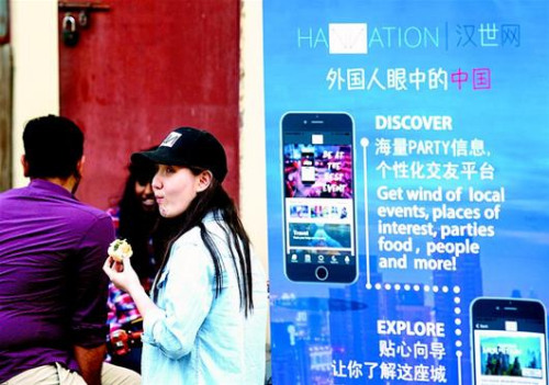 圖為陳琳在武漢大學(xué)做推廣，休息間隙她抓緊時間咬幾口包子。繁忙的工作和學(xué)習(xí)，讓她經(jīng)常沒時間好好吃頓飯。