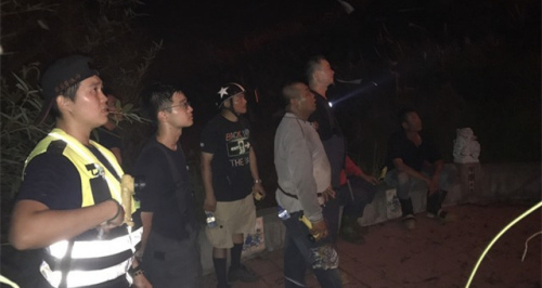 火勢太大，救援人員只好先撤退到半山腰處