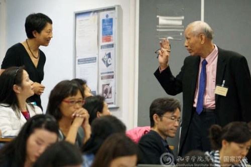 陸儉明與與會(huì)者互動(dòng)交流。(國(guó)家漢辦網(wǎng)站圖片)