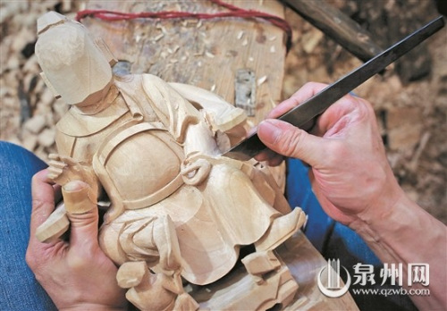 他手持各式刀具，精雕細(xì)琢。