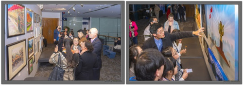前來參加開幕式的嘉賓們在展出的作品前駐足欣賞。 奧克蘭畫筆學(xué)校王延珂校長在給學(xué)生們現(xiàn)場進行指導(dǎo)，講解作品的含義，風(fēng)格，創(chuàng)作手法。