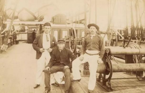 圖里最右就是第一個(gè)來到英國的中國人。(法國《歐洲時(shí)報(bào)》)