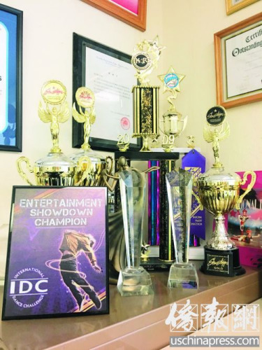 琳瑯滿目的獎(jiǎng)杯、獎(jiǎng)牌以及滿墻的獲獎(jiǎng)證書讓人震撼。(美國《僑報(bào)》/于麗娜 攝)