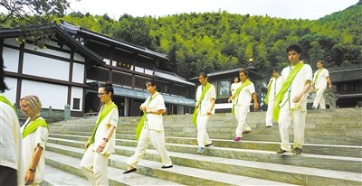 國際大學(xué)生們在鄞州橫溪交流。