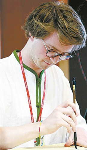 挪威大學(xué)生顧騰仁正在學(xué)寫書法。