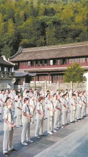 外國友人學(xué)練武術(shù)。