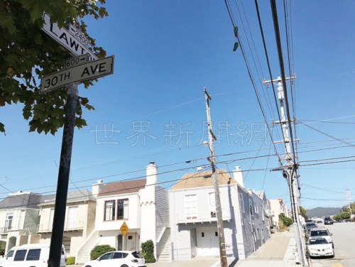 上周在日落區(qū)Lawton街近第30街發(fā)生的金光黨騙案，在騙徒的黑色汽車內(nèi)交換財物，警方呼吁鄰近民居提供資料。(美國《世界日報》/李秀蘭 攝)