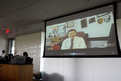 李昌鈺以預(yù)錄的影音，要學(xué)生腦力激蕩猜他在哪里。(美國(guó)《世界日?qǐng)?bào)》/朱澤人 攝)