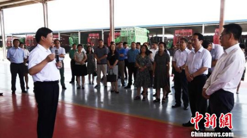 18日，譚天星一行參觀銀豐農(nóng)機(jī)裝備公司廠區(qū)。　冀江彤 攝