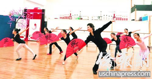 董嵐在舞蹈教學(xué)中。(美國《僑報(bào)》/于麗娜 攝)