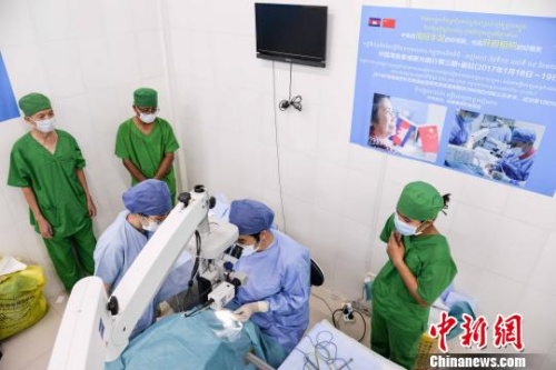 圖為2017年1月，醫(yī)生在“海南柬埔寨光明行”第三次行動(dòng)中為患者做復(fù)明手術(shù)。(資料圖) 洪堅(jiān)鵬 攝