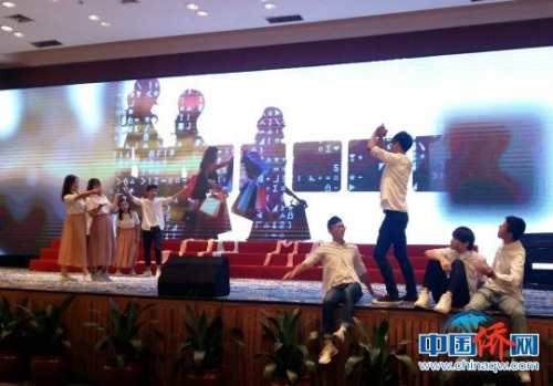 澳門學生表演節(jié)目《感受澳門 無限式》?！≈煅由?攝